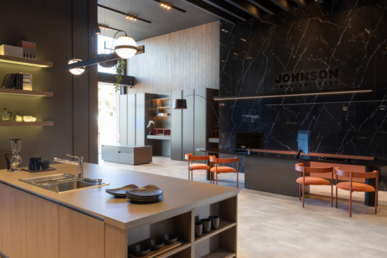 Family Kitchen Family Kitchen - Johnson Amoblamientos, un nuevo espacio de exhibición.