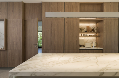 Cocina Gabi López donde se ve puerta