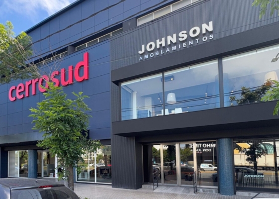 Foto del Frente de Cerrosud. Showroom de Johnson Amoblamientos Foto del Frente de Cerrosud. Showroom de Johnson Amoblamientos
