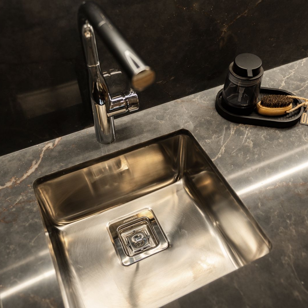 Linea Quadra by Johnson Acero