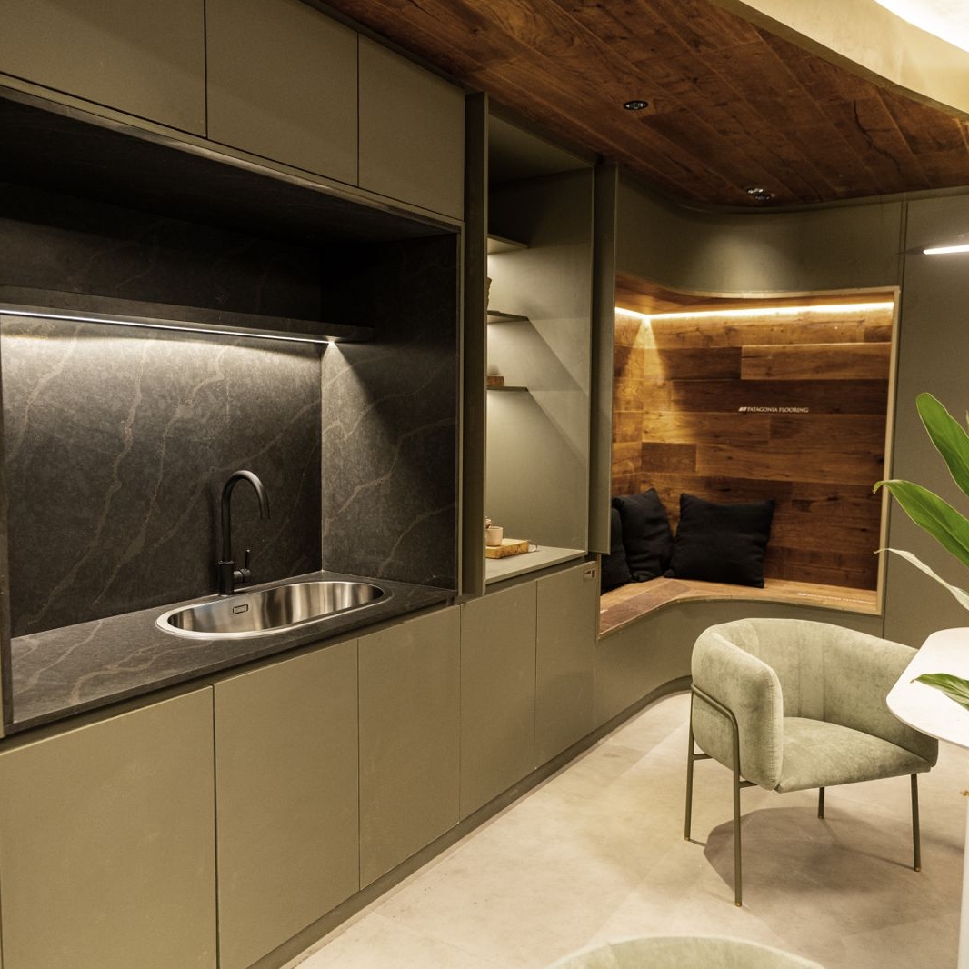 Linea Curve by Johnson Acero