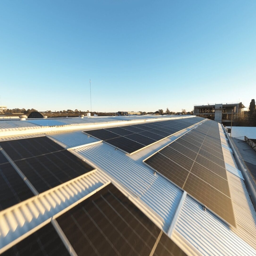 Expansión del sistema de energía sustentable en Johnson Acero