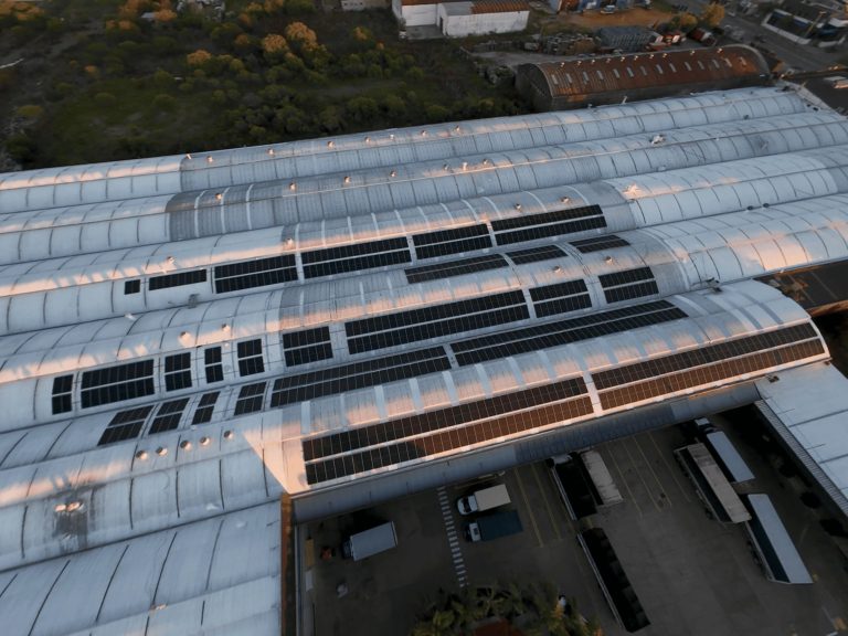Paneles solares de energía sustentable en planta Johnson Acero