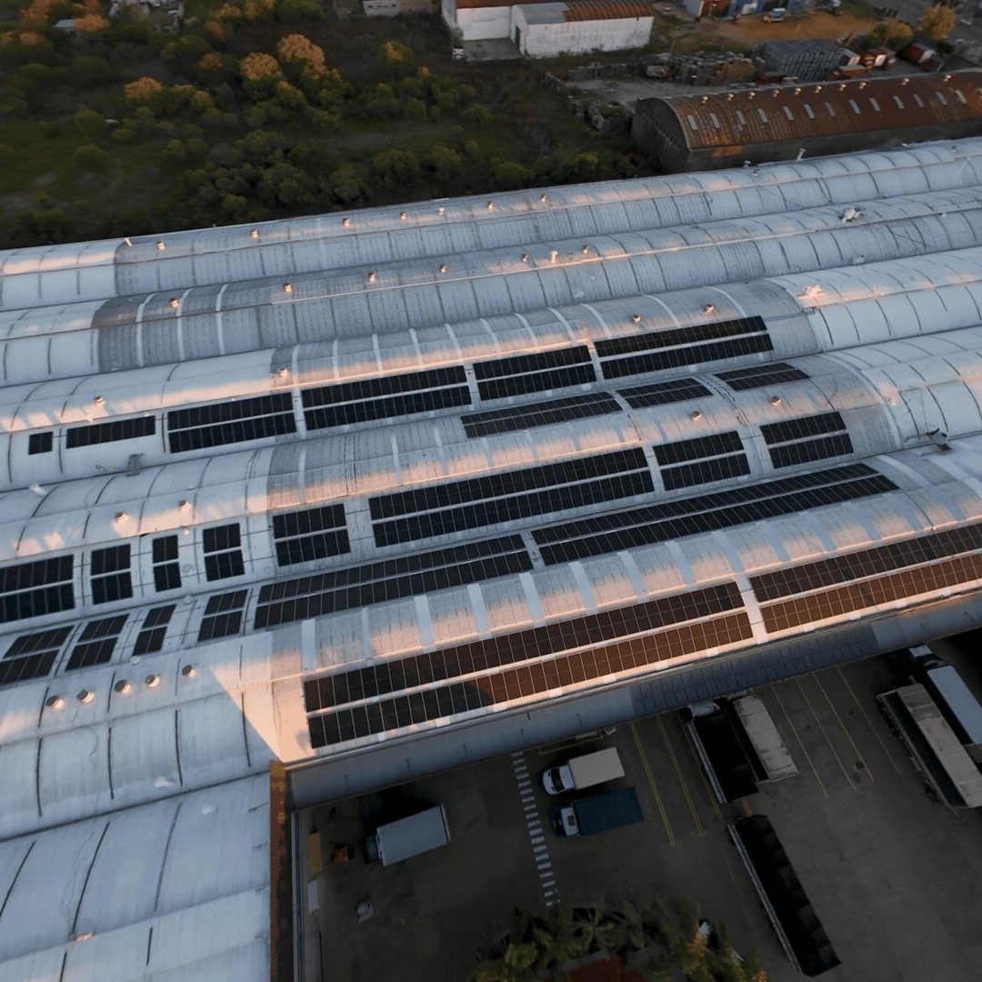 Paneles solares de energía sustentable en planta Johnson Acero