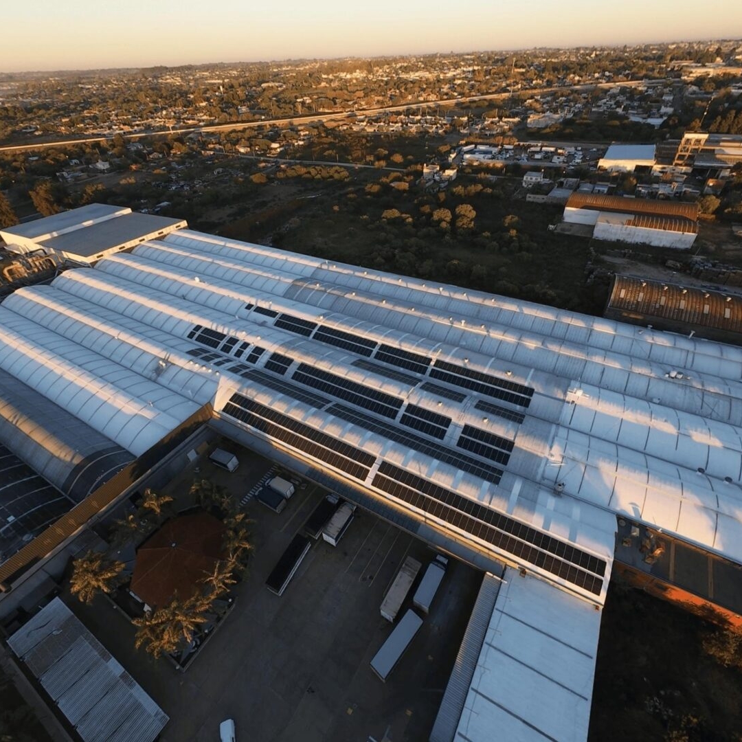 Proyecto de energía sustentable en fábrica Johnson Acero