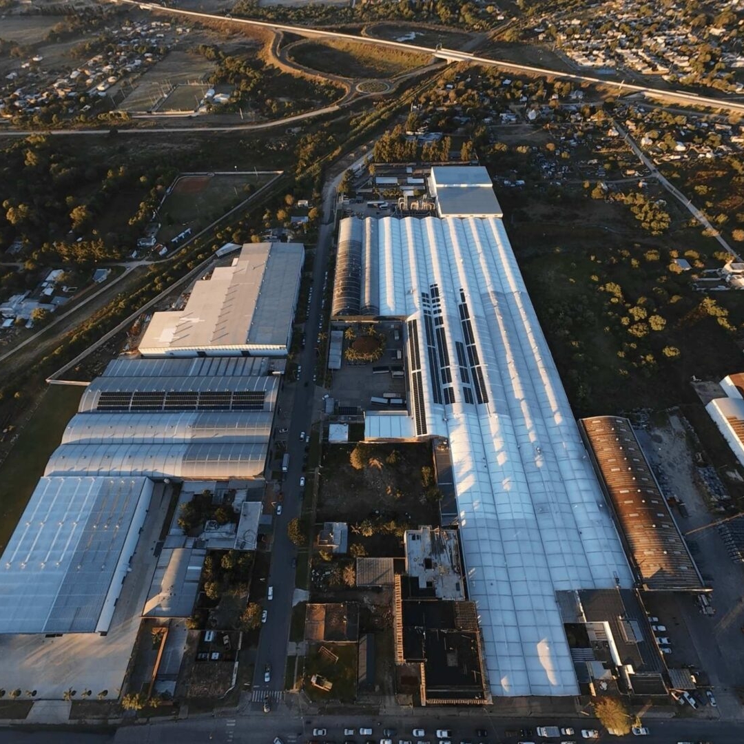 Sistema fotovoltaico para energía sustentable en planta industrial