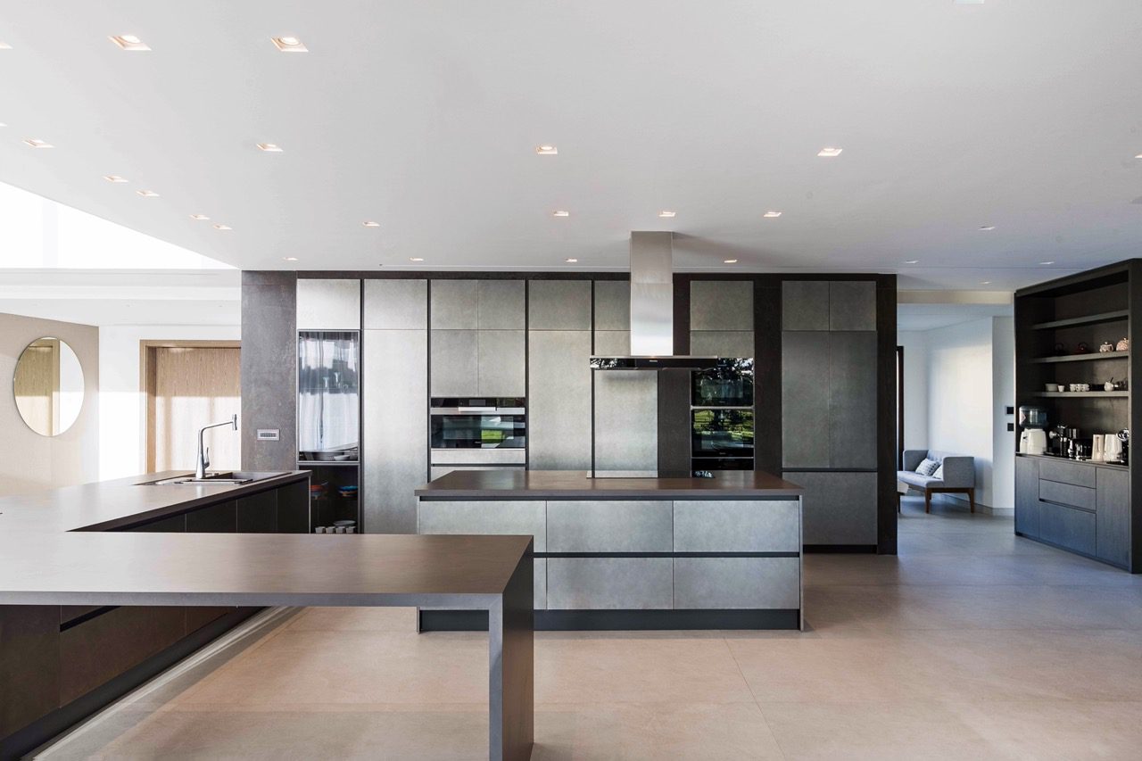 Cocina principal con doble isla en vivienda de arquitectura residencial