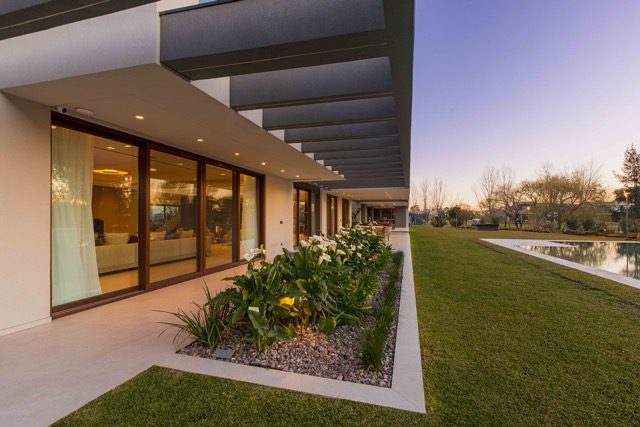 Espacios exteriores de vivienda contemporánea integrados al paisaje
