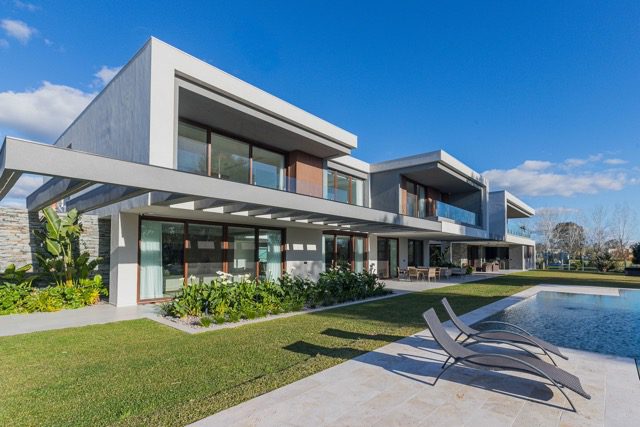 Fachada de vivienda de arquitectura residencial contemporánea