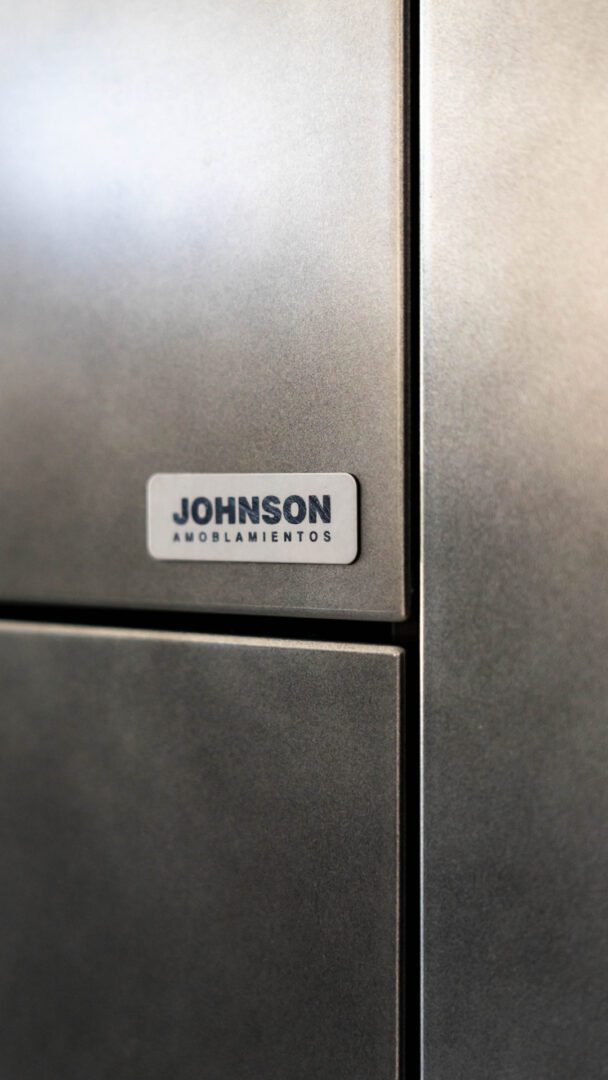 Terminación metalizada aplicada al mobiliario Johnson