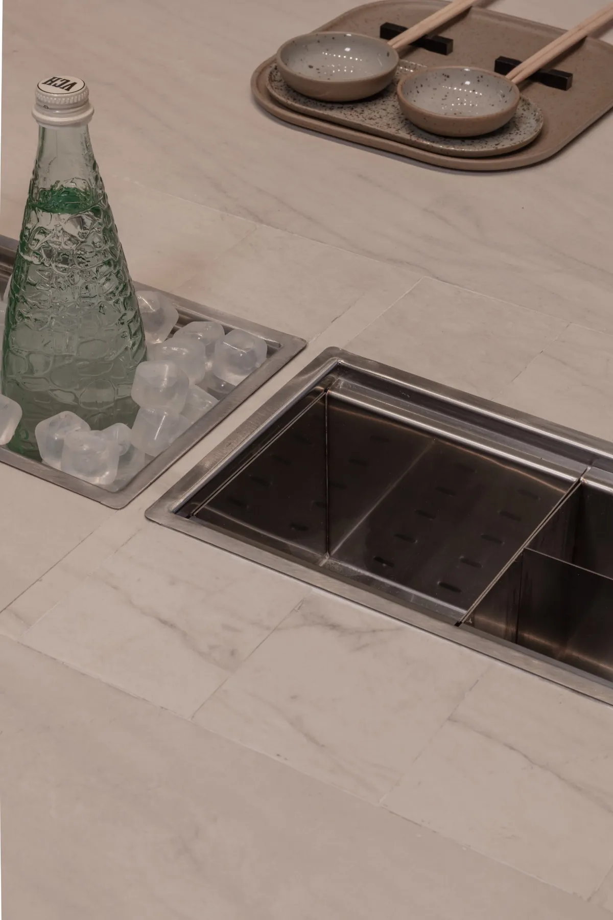 Detalle del Canal Equipado de Johnson Acero en acero inoxidable, con módulo para hielo y bandeja perforada integrados a la mesada