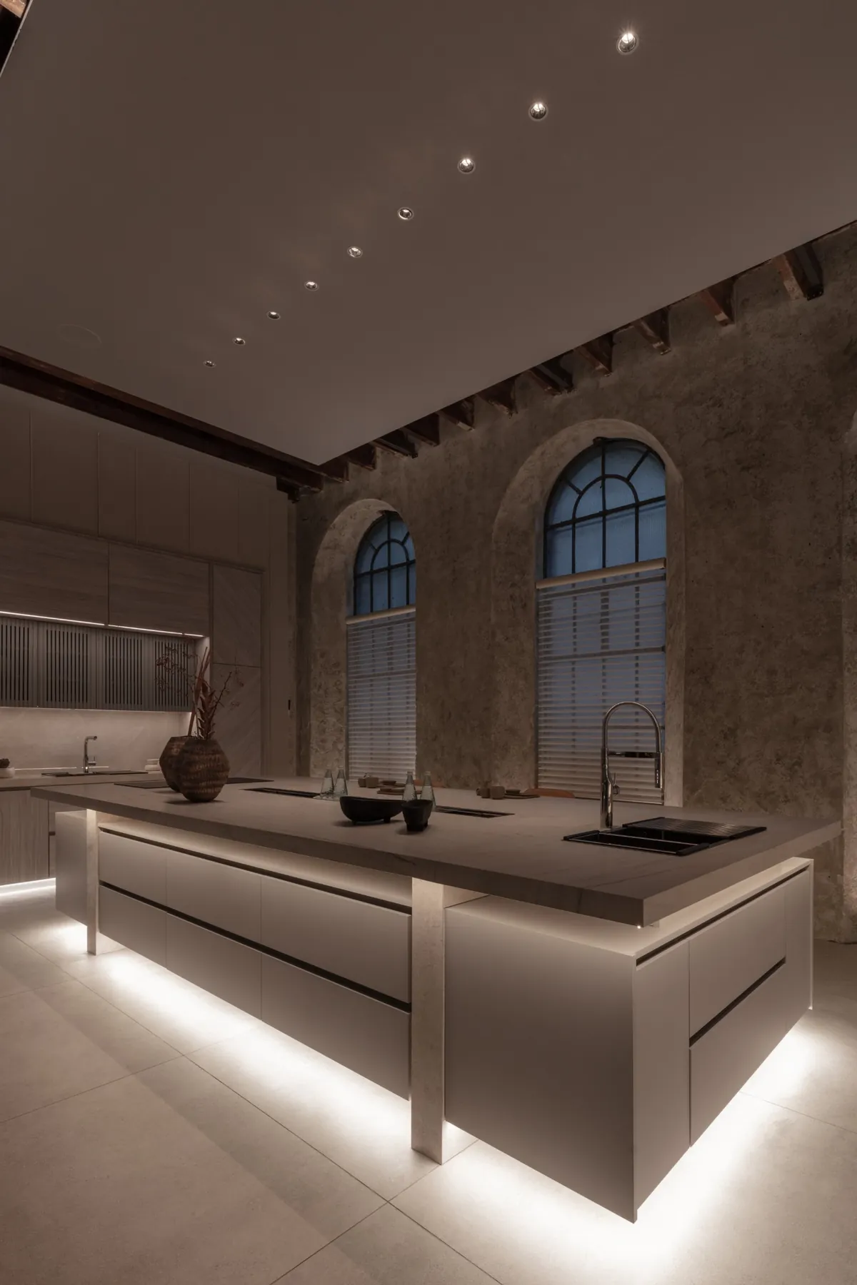 Espacio 03, Estar con Cocina, de la arquitecta Viviana Melamed en Casa FOA 2026: isla central con Canal Equipado y pileta Johnson Acero